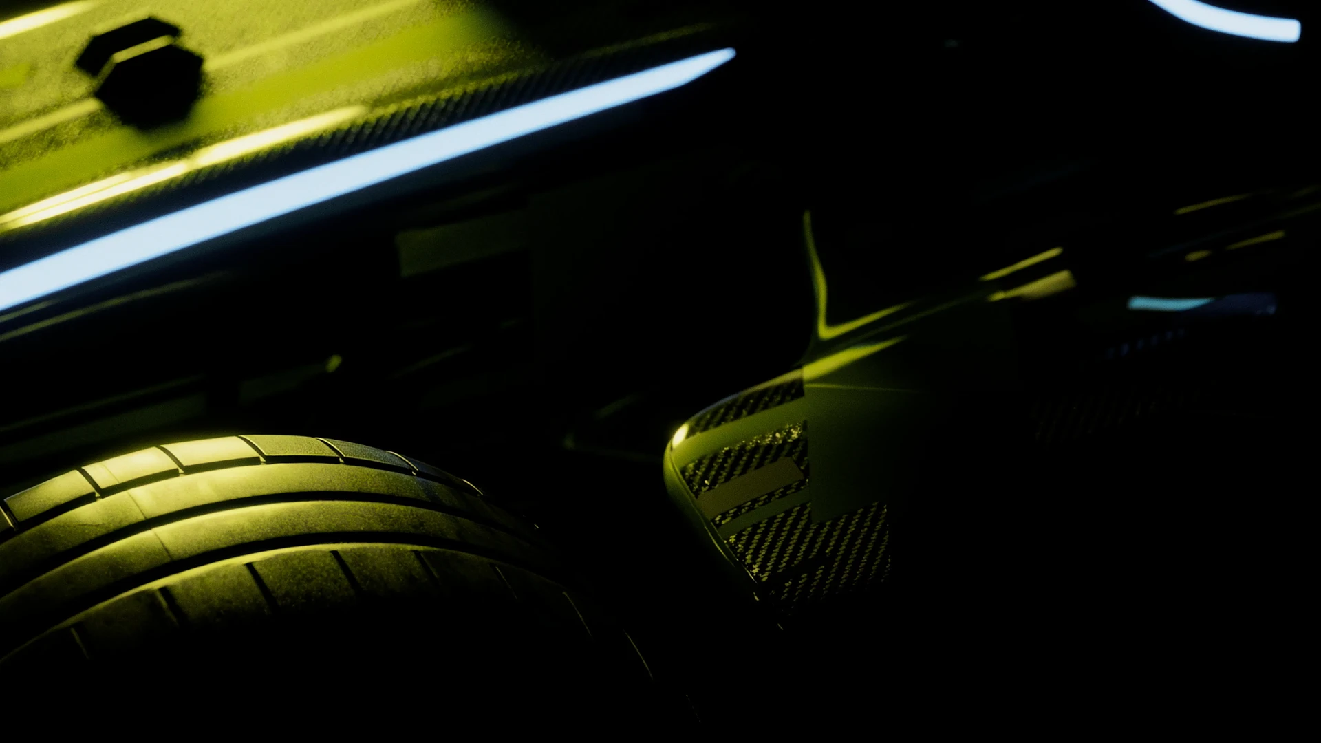 Dunkle, atmosphärische Nahaufnahme eines gelblich beleuchteten Reifens und eines Kohlefaser-Aerodynamikteils, das die Leistungsdetails eines Opel GSe-Fahrzeugs hervorhebt.