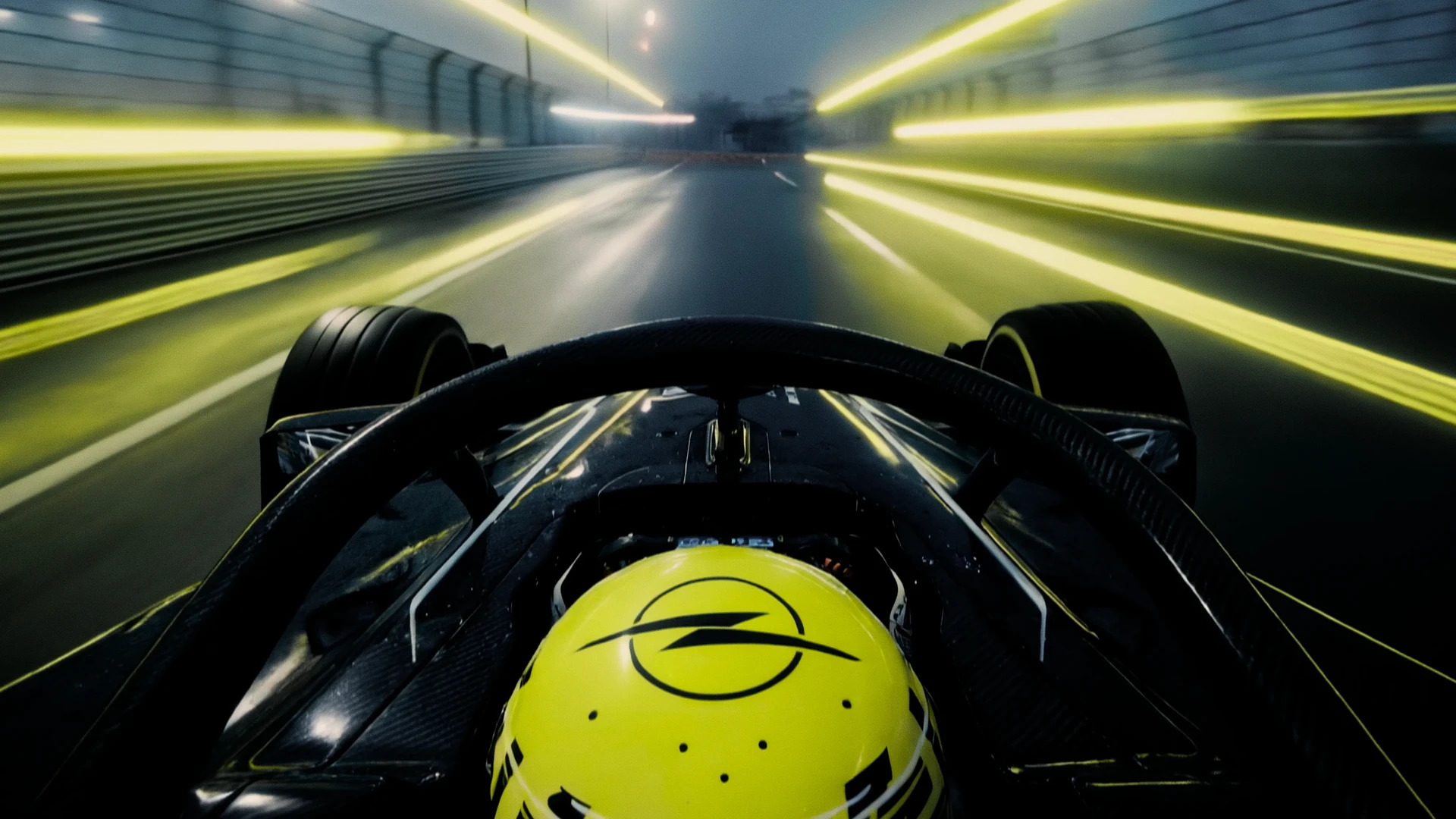 Fahrerperspektive aus einem Formula-E-Auto, das nachts eine Strecke entlangfährt, mit gelbem Opel-Rennhelm und vorbeiziehenden gelben Neonlichtspuren.